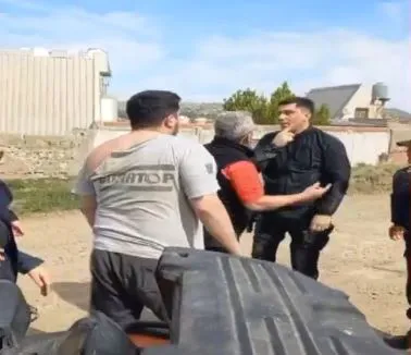 insolito-pelea-familia-policia-robo-439