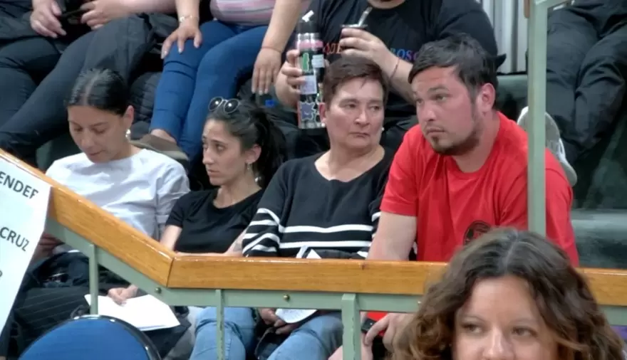 20241128224805_sara-delgado-mercedes-neil-monica-gutierrez-irrumpieron-por-la-fuerza-en-la-legislatura-provincial