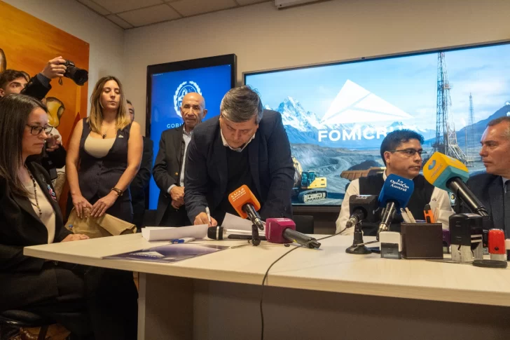 acto-de-apertura-de-sobres-para-la-licitacion-de-las-concesiones-de-las-ex-areas-maduras-hidrocarburiferas-de-YPF-1-728x485