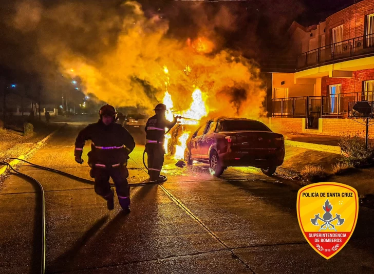 Fuego-destruyo-dos-autos-durante-la-madrugada-en-Caleta-Olivia-728x535