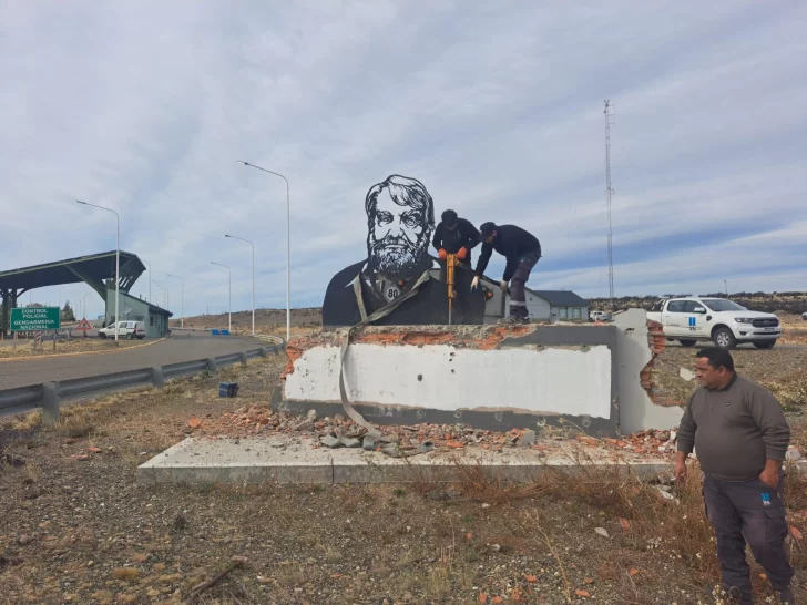 monumento-osvaldo-bayer-derribado-3-728x546