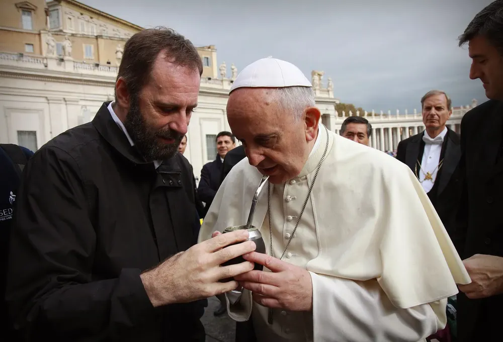 El Papa Francisco recibió al titular de la SEDRONAR, Juan Carlos Molina, junto a jóvenes recuperados de adicciones y a madres que luchan contra la droga-1-