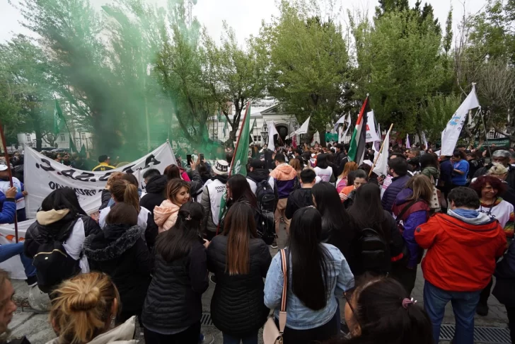marcha-adosac-ate-mesa-sindical-por-aumento-salarial-LF-6-728x486