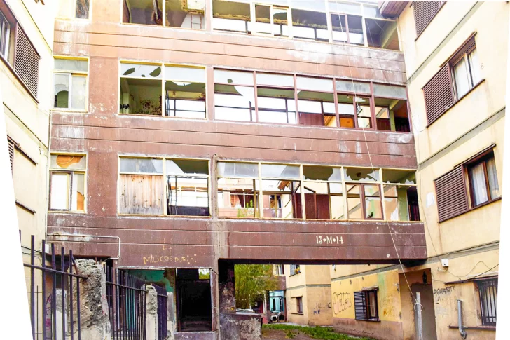 barrio-400-viviendas-rio-gallegos-pasillo-caida-camillero-alan-marquez-JP-728x485